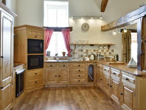 Plas Iwrwg Granary