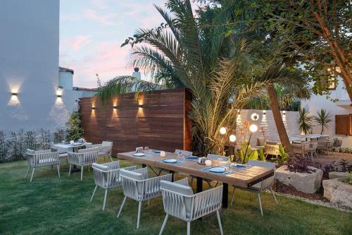 Mellow Blue Hotel & Restaurant