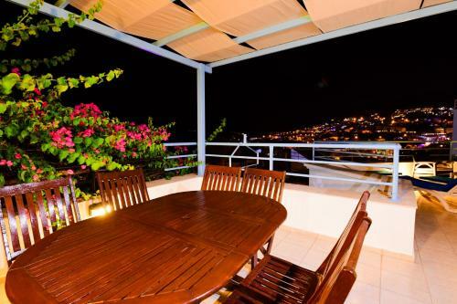 Amazing 8 People Sea View Villa Centre Location
