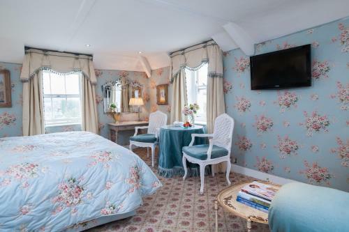Summer Lodge Hotel