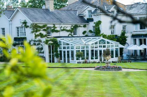 Summer Lodge Hotel