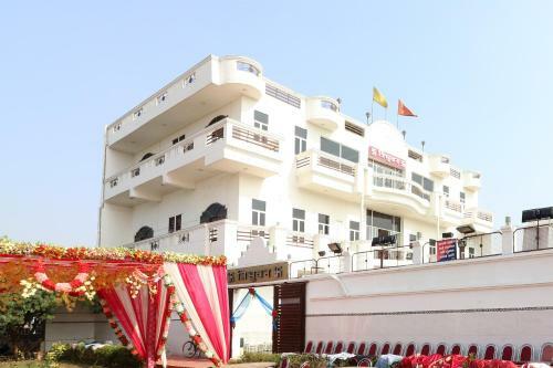 Hotel Oyo 26764 Tribhuvan Palace
