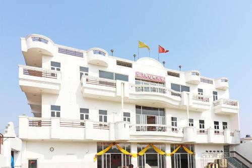Hotel Oyo 26764 Tribhuvan Palace