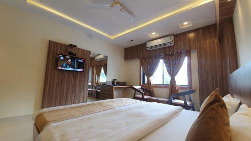 Hotel New Golden Veena - Talhati Pond