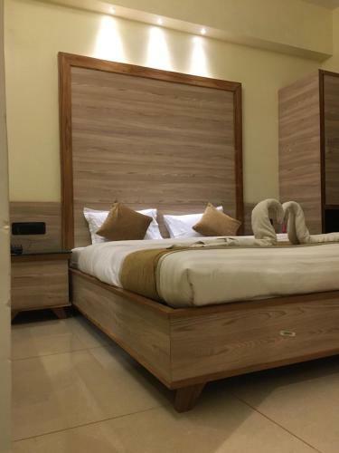 Hotel New Golden Veena - Talhati Pond