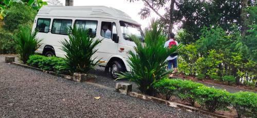 Kuttickattil Gardens With Kitchen