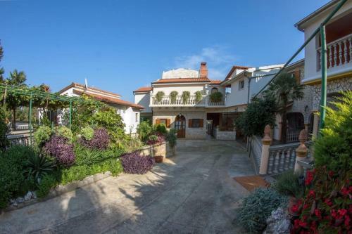 Apartment Liljana With Shared Swimming Pool