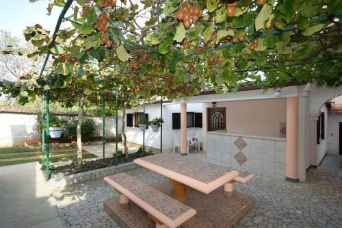 Apartment Liljana With Shared Swimming Pool