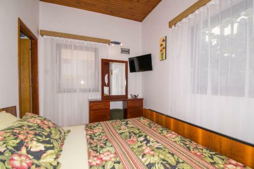 Apartment Ivo With Shared Swimming Pool