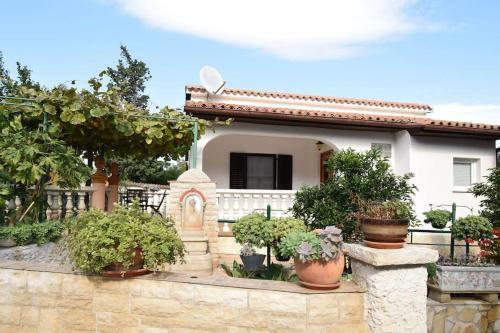 Apartment Ivo With Shared Swimming Pool