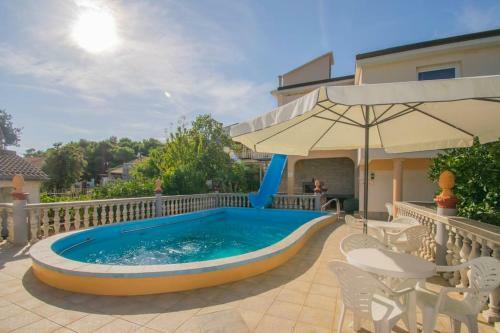 Apartment Ivo With Shared Swimming Pool
