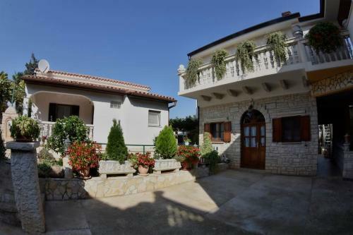 Apartment Ivo With Shared Swimming Pool