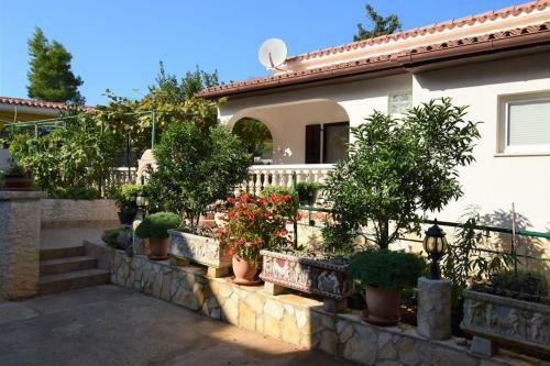 Apartment Ivo With Shared Swimming Pool