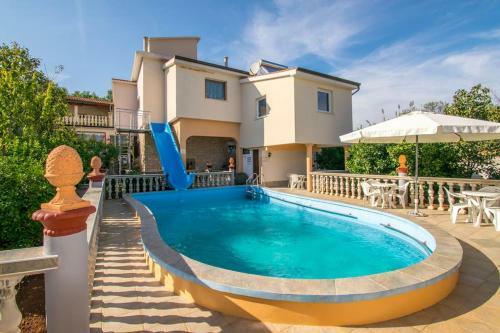 Apartment Ivo With Shared Swimming Pool