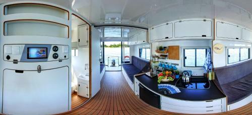 Houseboat Poland - P?ywaj?cy Domek Na Mazurach