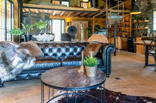 Villa Enchanting Forest Cottage With Lake View