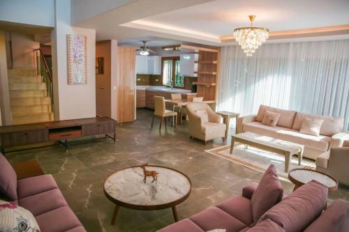 Alzuharia 5+1 �zel Havuzlu Private Villa