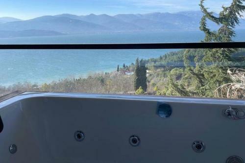 6+2 Luxurious Villa With Lake View In Sapanca