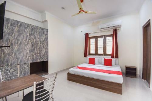Oyo 66918 Hotel Silver