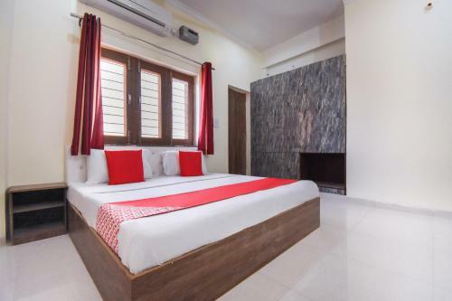 Oyo 66918 Hotel Silver