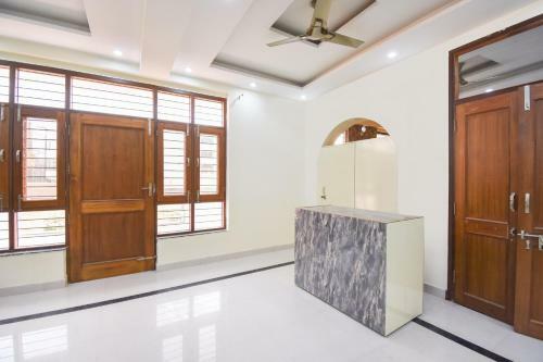 Oyo 66918 Hotel Silver