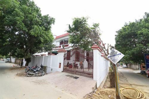 Hotel Oyo Flagship 27925 Kotra House Gomtinagar