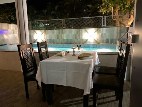 Capetown Villa With Pool, Jacuzzii, Dj, & Hot Bath Tub