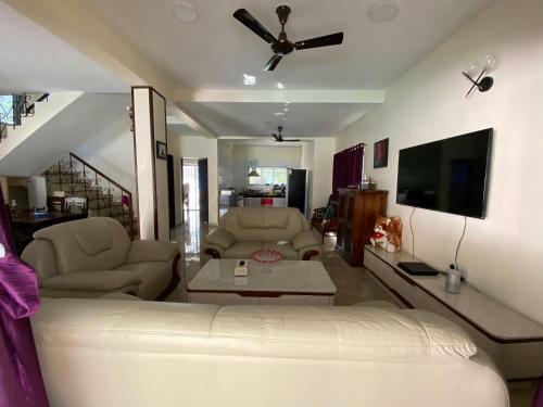 Capetown Villa With Pool, Jacuzzii, Dj, & Hot Bath Tub
