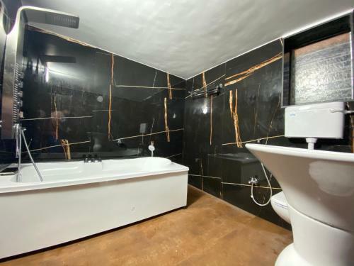 Capetown Villa With Pool, Jacuzzii, Dj, & Hot Bath Tub