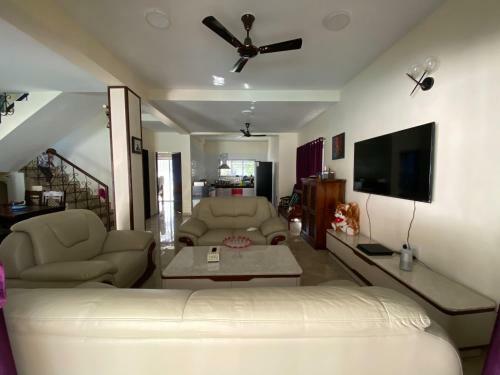 Capetown Villa With Pool, Jacuzzii, Dj, & Hot Bath Tub