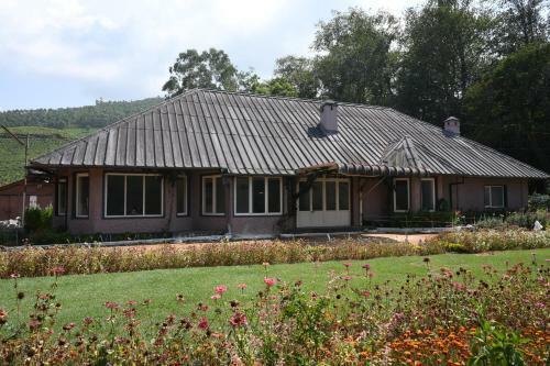 Villa Ama Stays And Trails Tea Estate Bungalows , Munnar