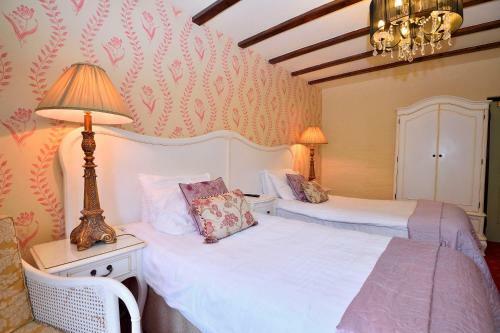 Roundabout Hotel
