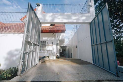 Tipolo White House