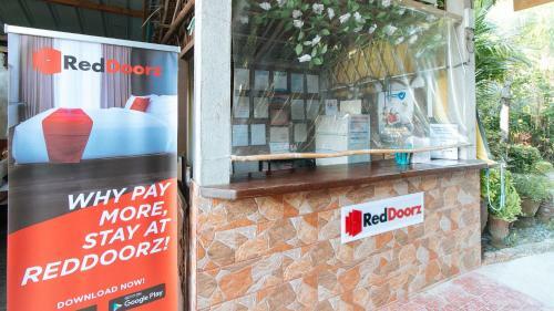 Hotel Reddoorz Hostel @megans Paradisio Beach Resort