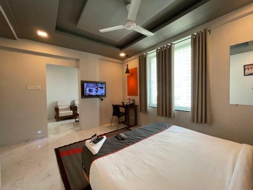 Hotel Manomay Homes