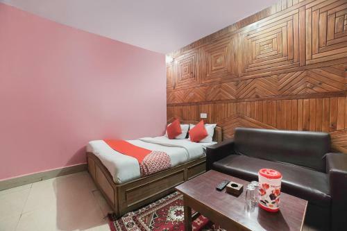 Hotel Oyo Flagship 16561 Surya Holiday Home
