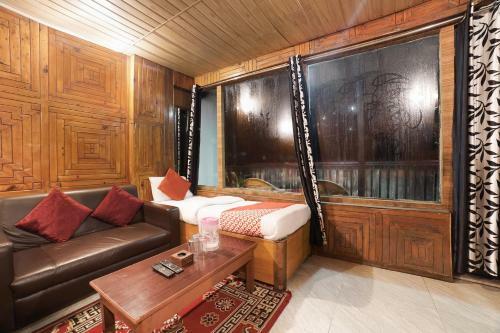 Hotel Oyo Flagship 16561 Surya Holiday Home