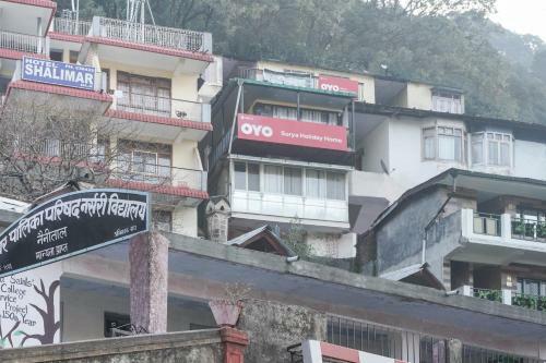 Hotel Oyo Flagship 16561 Surya Holiday Home