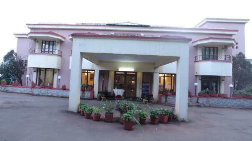 The Dhanhills - A Valley View Hotel In Panchgani