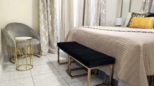 Glam 2 Bedroom Suite 4 Miles From Hard Rock Stadium