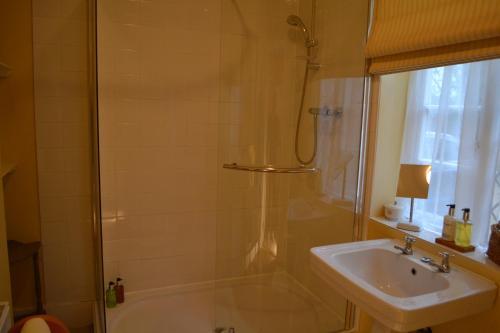 Bed & Breakfast Tresco House