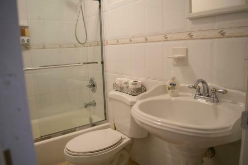 K - Cozy Room With Private Entrance (Apt 3)