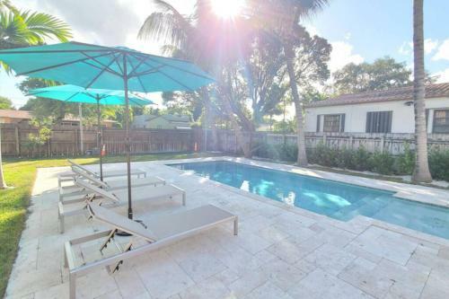 Villa 3 Bedrooms Miami Home With Pool And Summer Kitchen