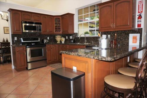 New Luxury Vacation Dream Rental- Sleeps 15!