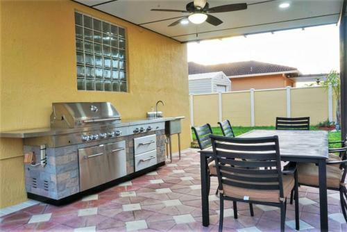 New Luxury Vacation Dream Rental- Sleeps 15!