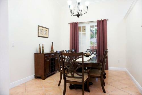 New Luxury Vacation Dream Rental- Sleeps 15!