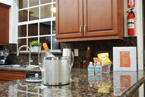 New Luxury Vacation Dream Rental- Sleeps 15!