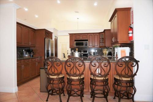New Luxury Vacation Dream Rental- Sleeps 15!