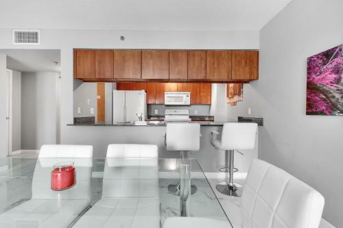 Luxury Apartments W Pool & Ocean Views In Brickell