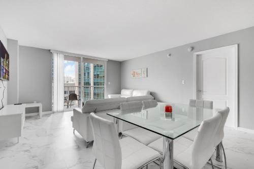 Luxury Apartments W Pool & Ocean Views In Brickell